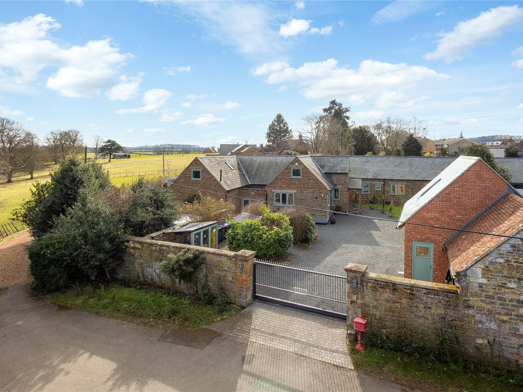 6 bed property for sale in Daventry Road, Norton, Northamptonshire NN11
