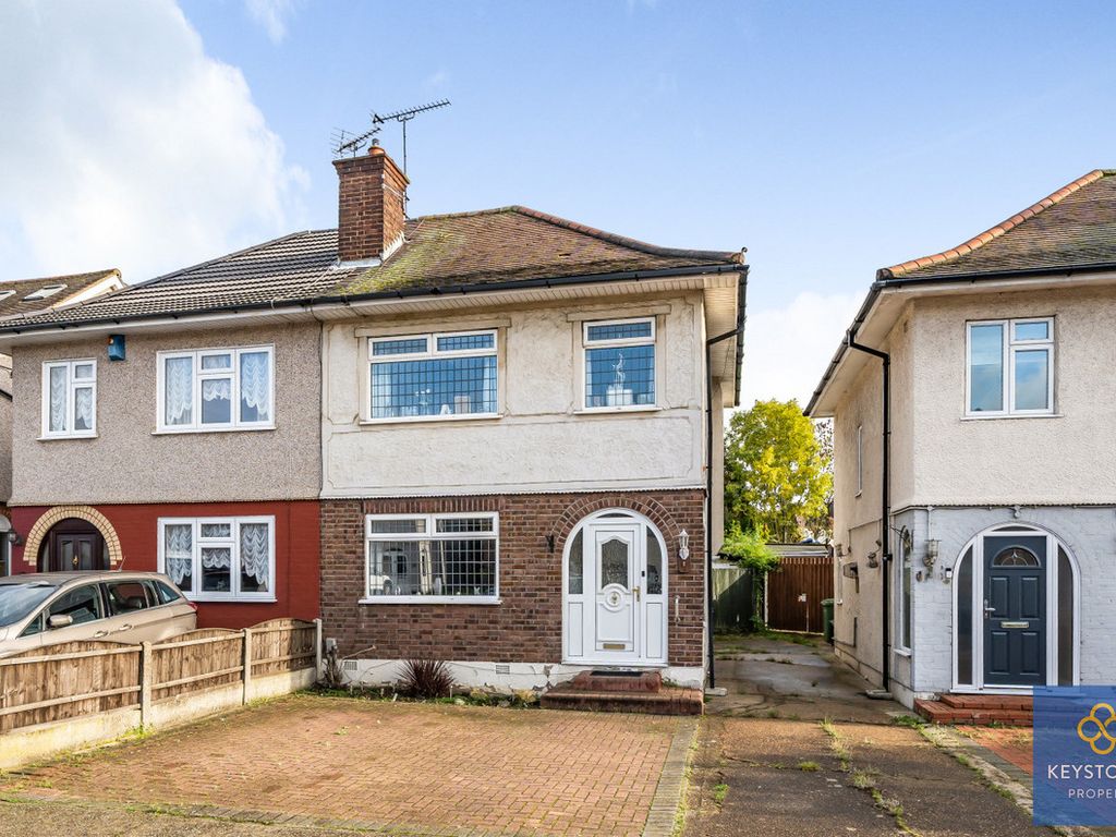 3 bed semidetached house for sale in Carter Drive, Collier Row RM5, £