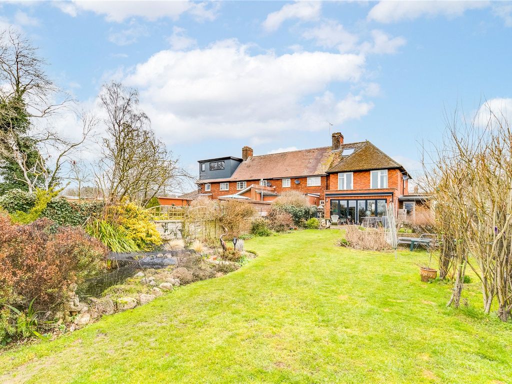 2 bed end terrace house for sale in Park Lane, Old Knebworth