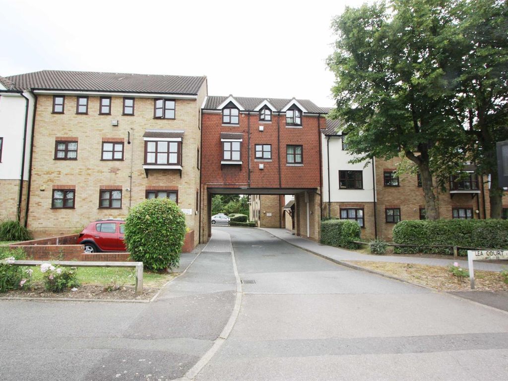 2 bed flat to rent in Lea Court, The Ridgeway, North Chingford E4 Zoopla