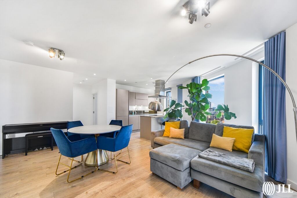 2 bed flat to rent in Williamsburg Plaza, London E14, £3,098 pcm Zoopla