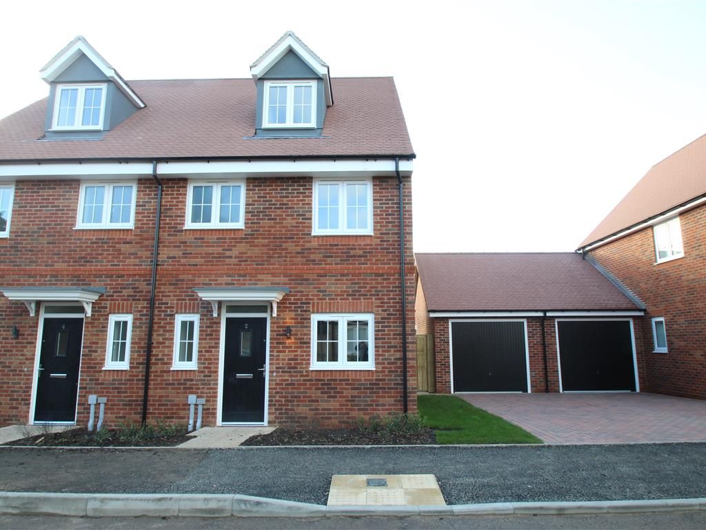 3 bed semidetached house to rent in Clayfield Road, Weston Turville