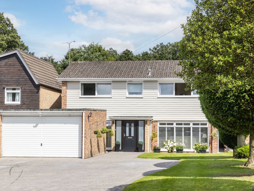 4 bed detached house for sale in Chaldon Common Road, Chaldon CR3, £