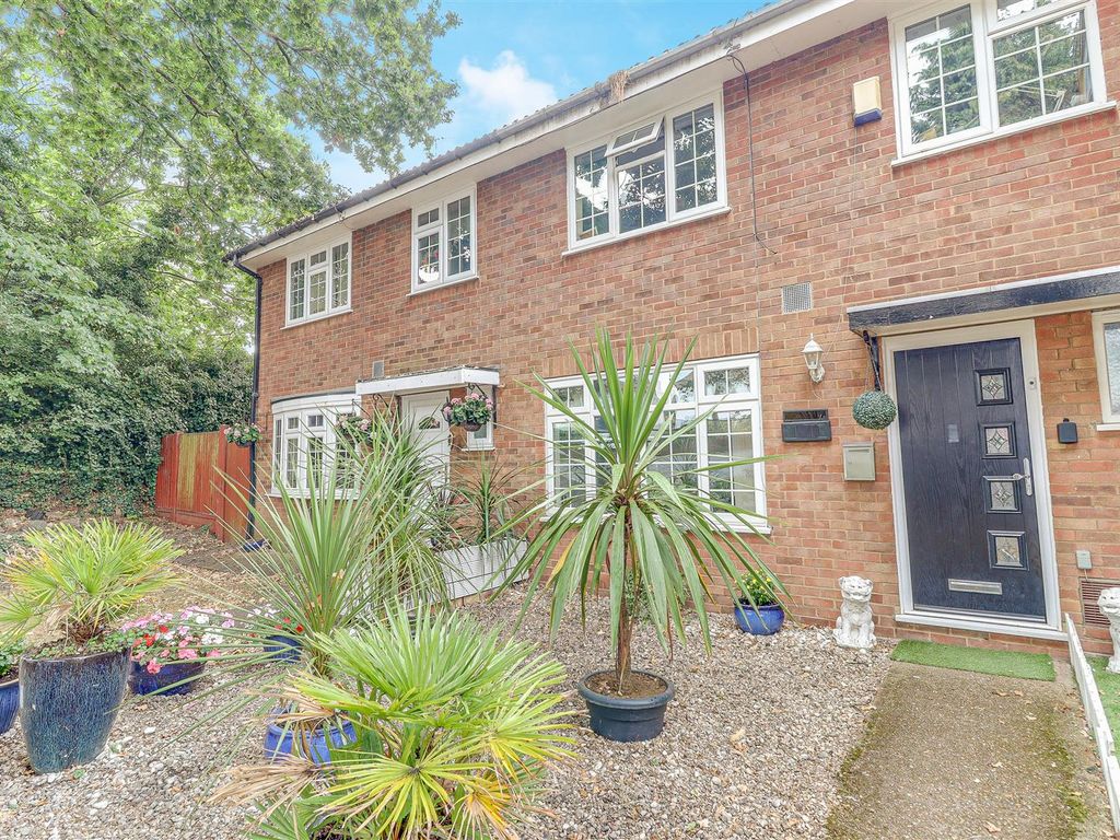 4 bed terraced house for sale in Rayleigh Road, Eastwood, LeighOnSea
