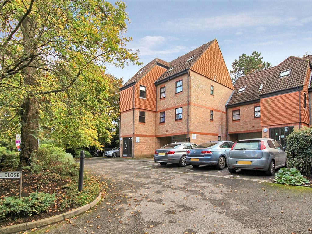 1 bed flat for sale in Woking, Surrey GU22, £175,000 Zoopla