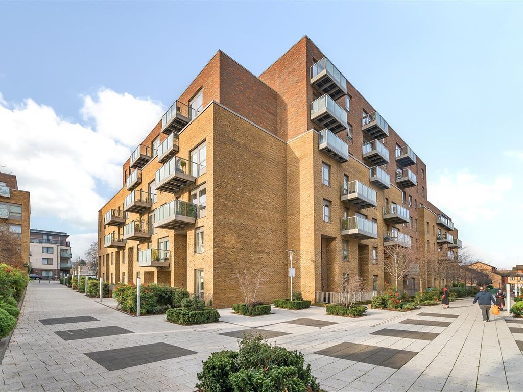2 bed flat for sale in Candish Court, Miles Road, Hornsey N8, £150,000