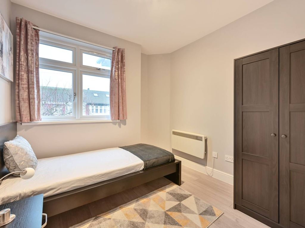 Studio to rent in Thurlby Road, Wembley HA0, £900 pcm Zoopla