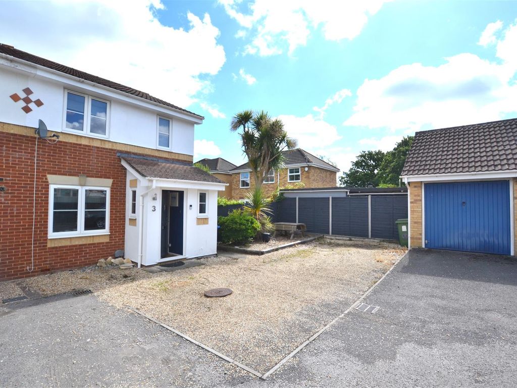 3 bed semidetached house for sale in Broadmead, Farnborough GU14, £