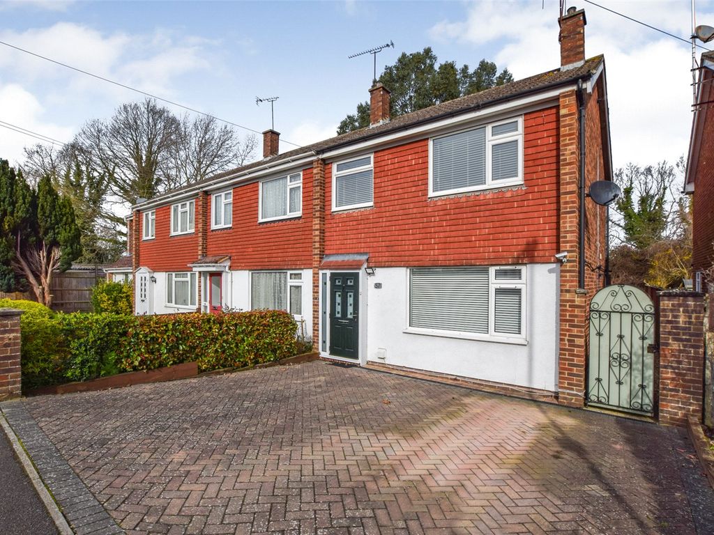 3 bed end terrace house for sale in Union Street, Farnborough