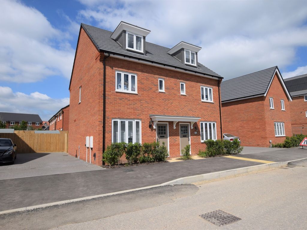 3 bed semidetached house for sale in Beke Avenue, Shinfield, Reading