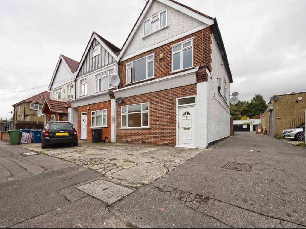 3 bed to rent in Canada Park Parade, Columbia Avenue