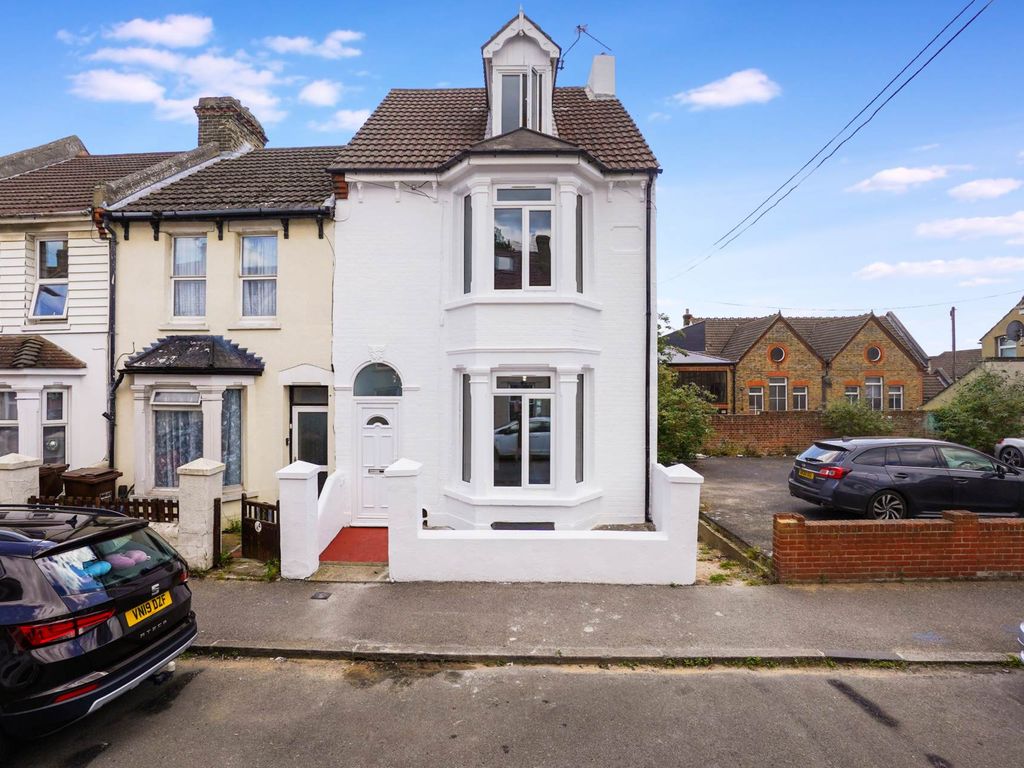 4 bed end terrace house for sale in Cecil Avenue, Strood ME2, £325,000