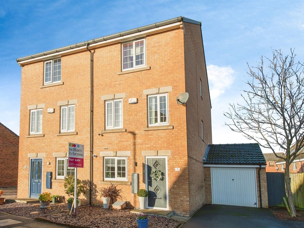 4 bed town house for sale in Toll Hill Drive, Castleford WF10, £210,000