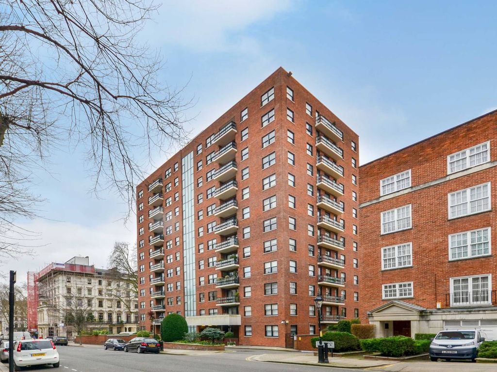 2 bed flat for sale in Ennismore Gardens, Knightsbridge, London SW7