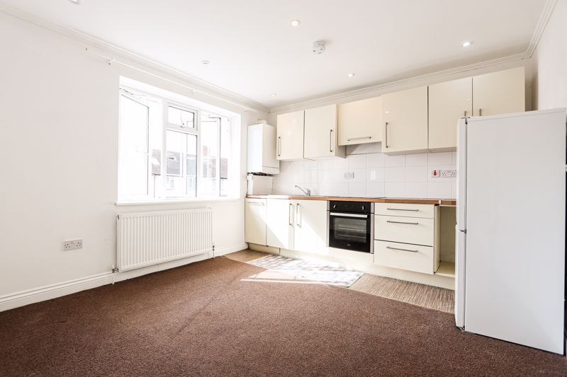 2 bed flat to rent in Thorn Close, Northolt UB5, £1,495 pcm Zoopla