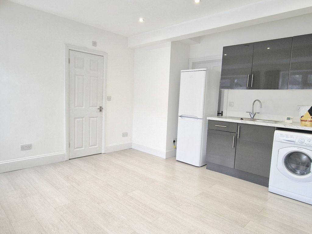 Studio to rent in Swiss Avenue, Watford WD18, £1,200 pcm Zoopla