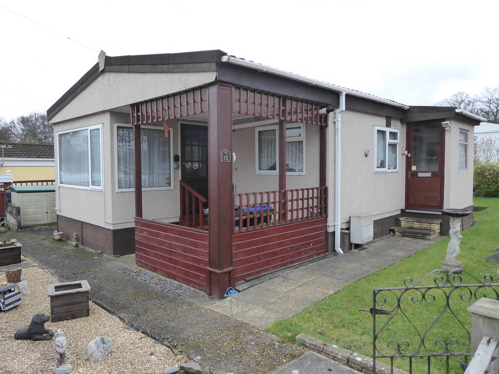 2 bed mobile/park home for sale in Warren Farm Park, Warren Lane