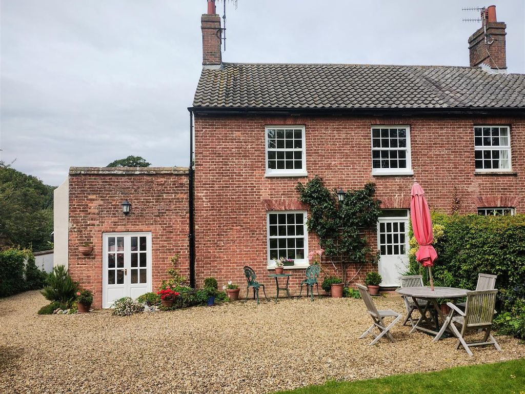 3 bed semidetached house for sale in Cromer Road, Overstrand, Cromer