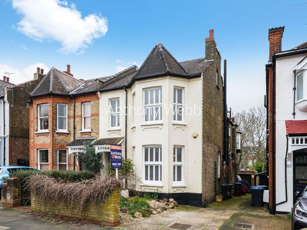 5 bed semidetached house for sale in Lakeside Road, London N13, £