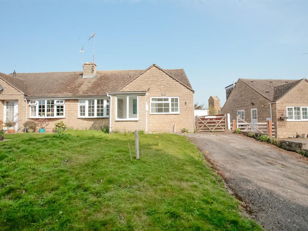 2 bed semidetached bungalow for sale in Manor Park, Claydon, Banbury