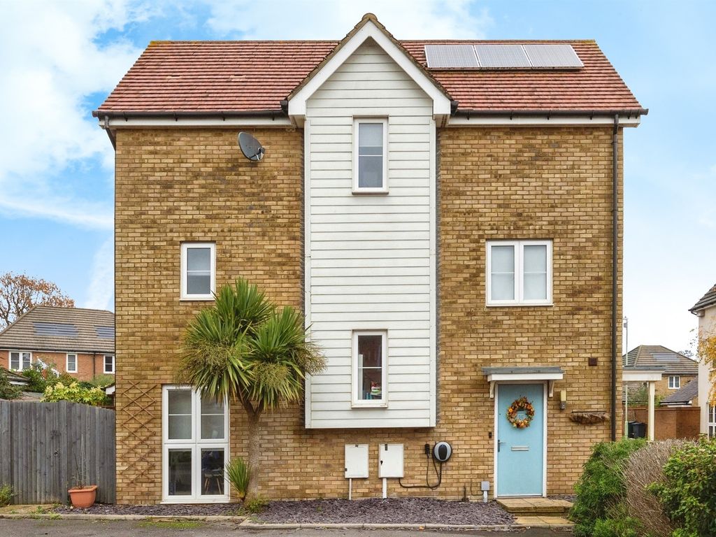 4 bed semidetached house for sale in Farmers Way, Kingsnorth, Ashford