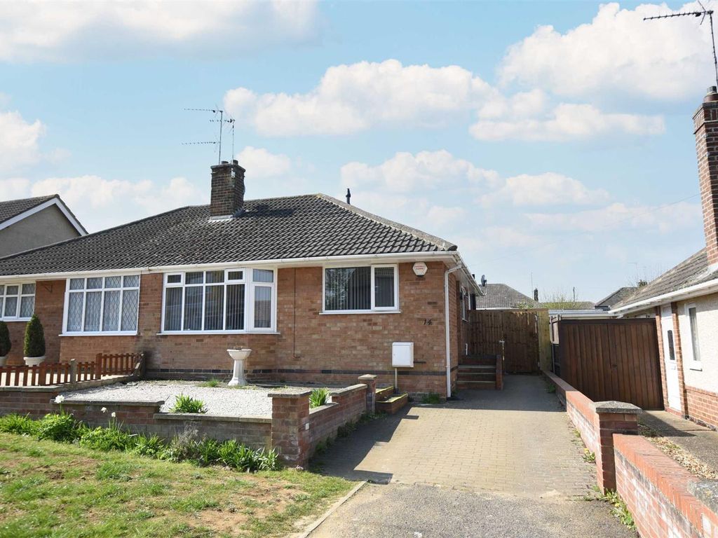 3 bed semidetached bungalow for sale in Cedar Way, Wellingborough NN8