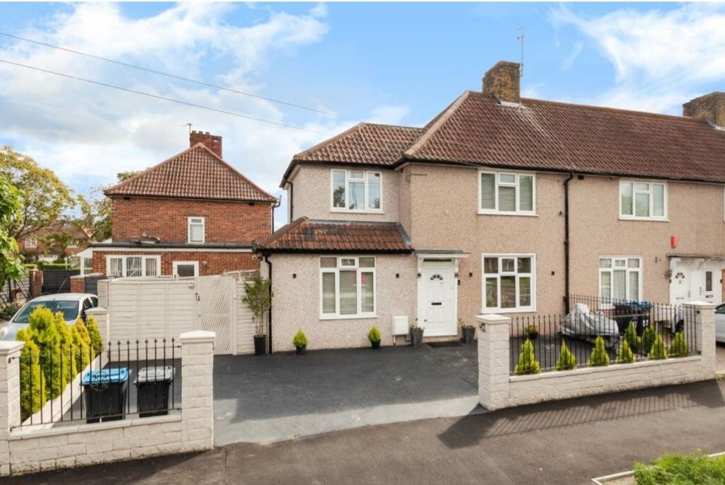 4 bed end terrace house for sale in Bordesley Road, Morden SM4, £