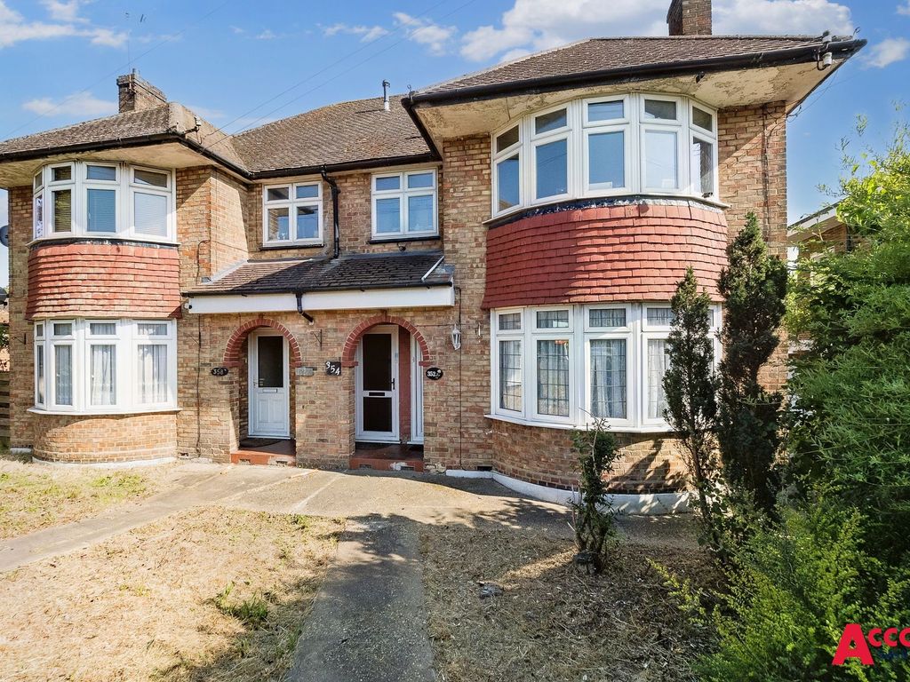 2 bed for sale in Eastern Avenue East, Romford RM2, £270,000