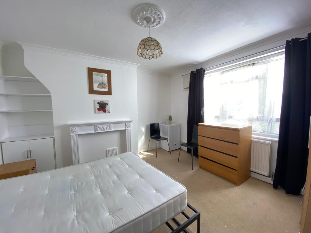 3 bed flat to rent in White City Estate, London W12, £2,500 pcm Zoopla