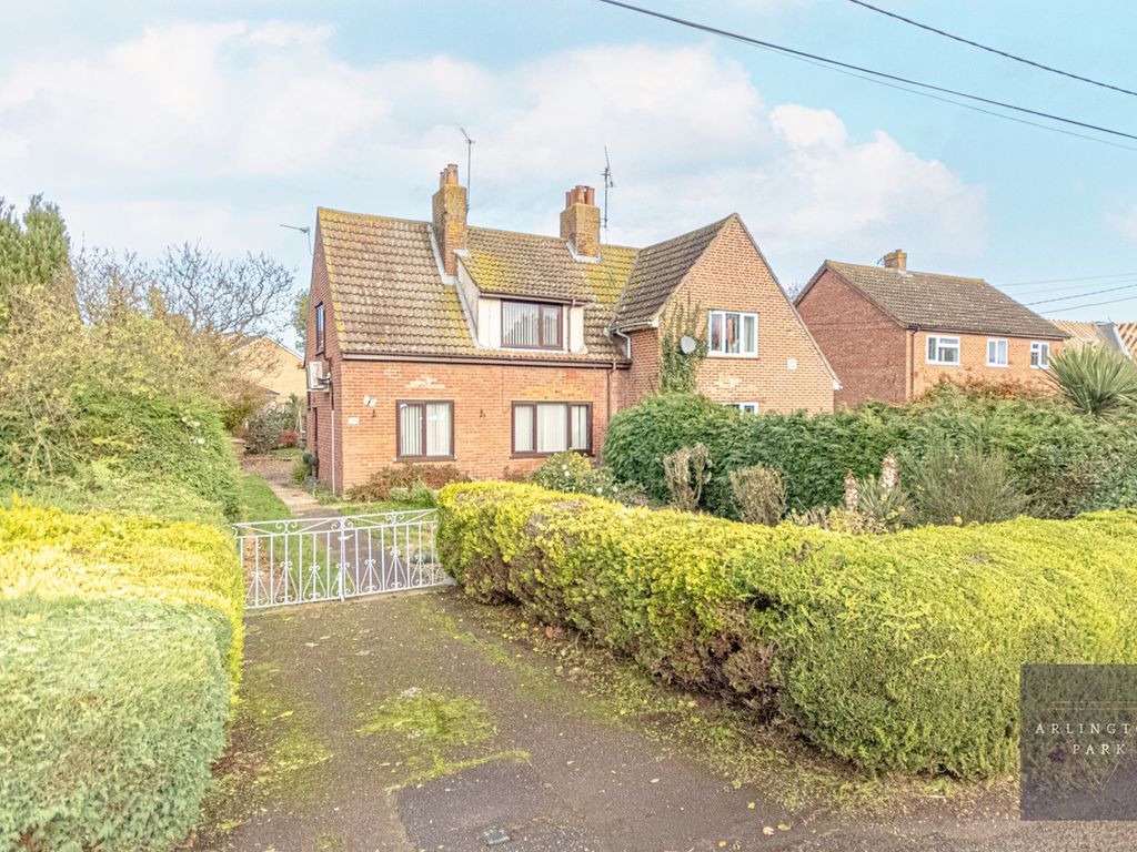 3 bed semidetached house for sale in Chapel Road, Hainford, Norwich