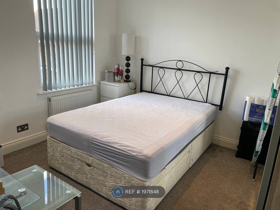 Room to rent in Egham, Egham TW20, £900 pcm Zoopla