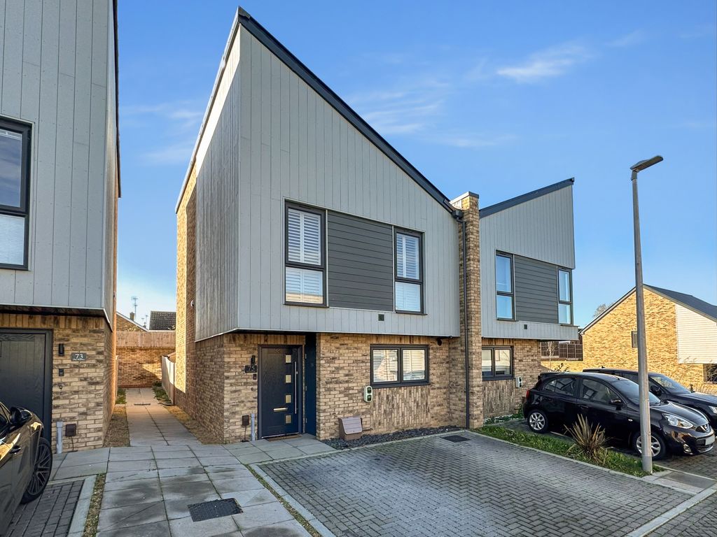 3 bed semidetached house for sale in Bloomfields, Rainham, Gillingham