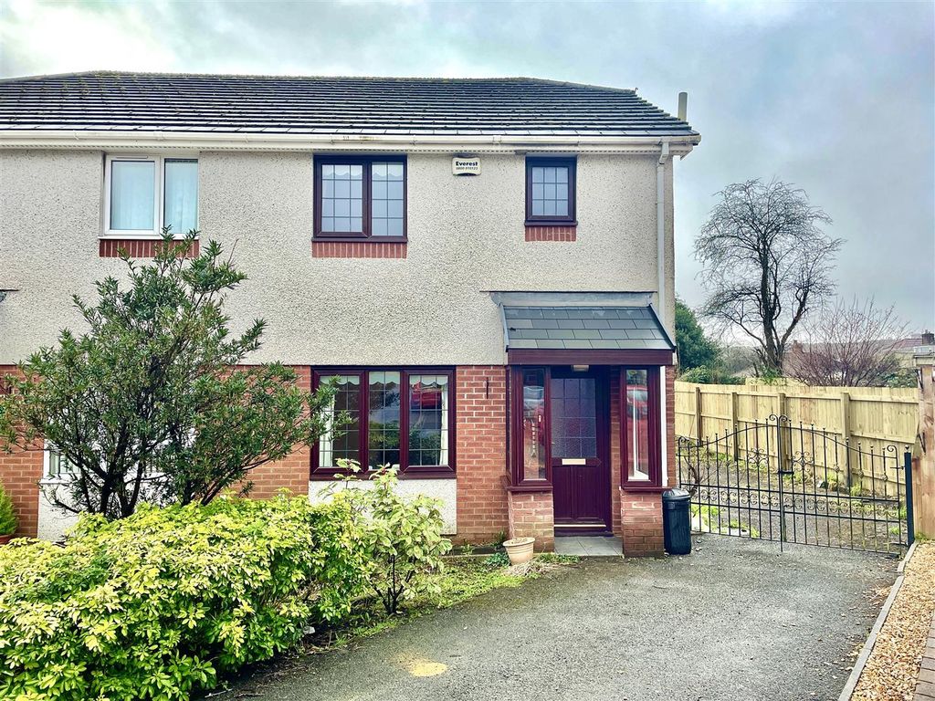 3 bed semidetached house for sale in Clos Cenawon, Cwmrhydyceirw