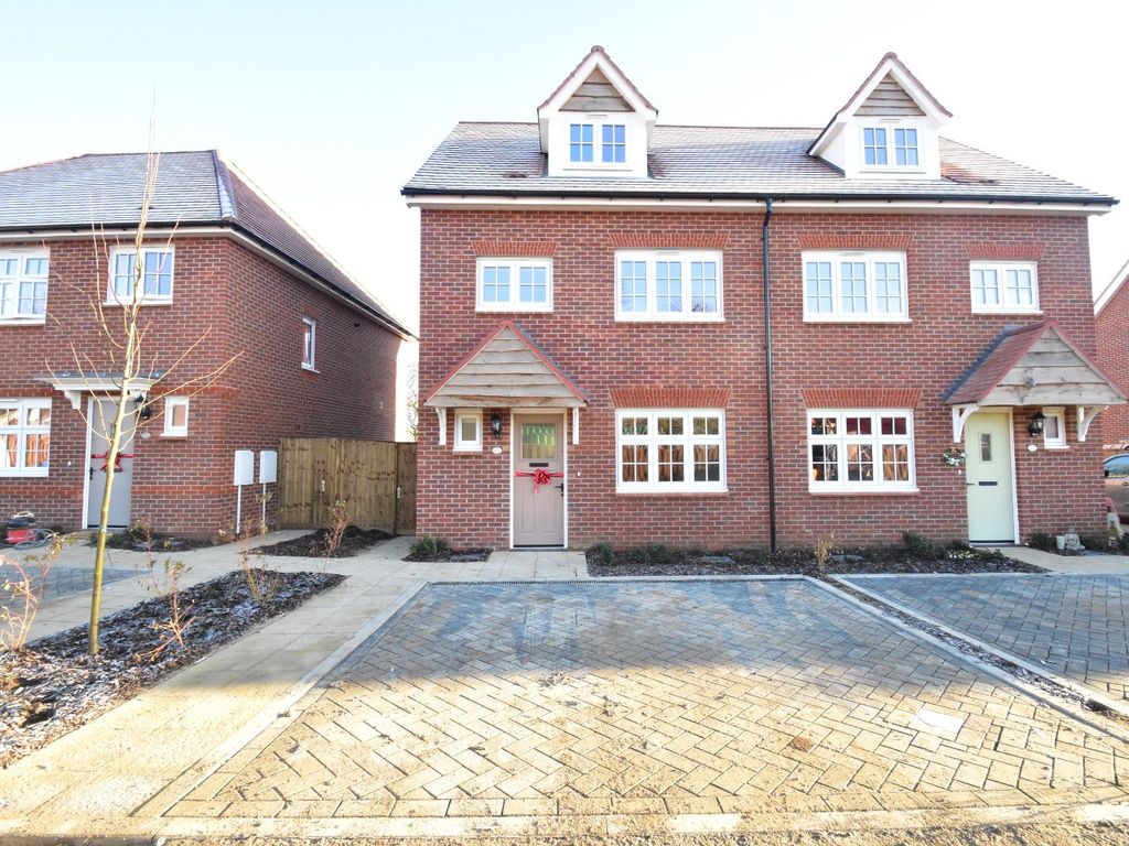 4 bed semidetached house to rent in Armstrong Road, Luton