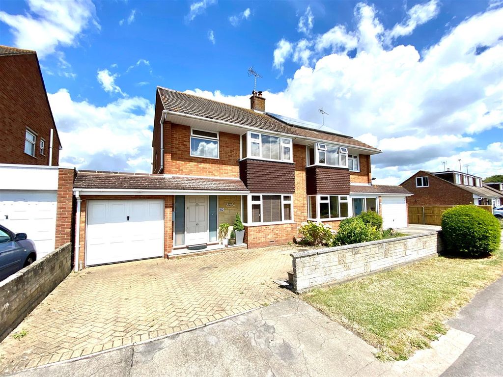 3 bed semidetached house for sale in Boness Road, Wroughton, Swindon