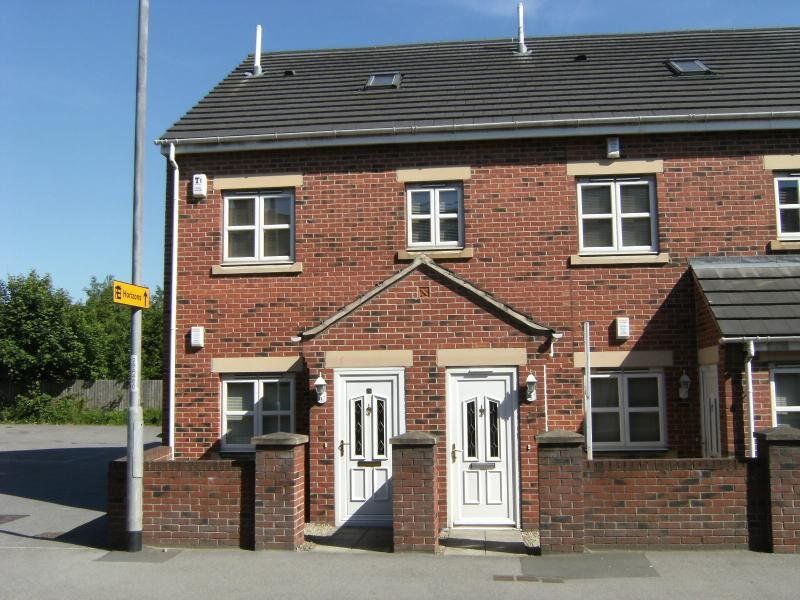 2 bed to rent in Aberford Road, Oulton, Leeds, West