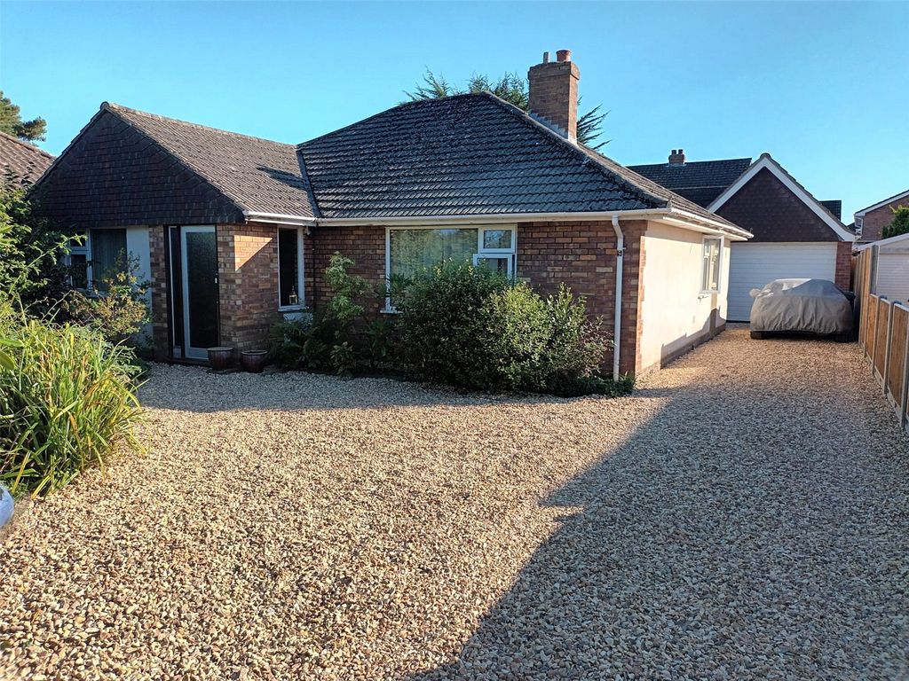 3 bed bungalow for sale in Renouf Close, Pennington, Lymington
