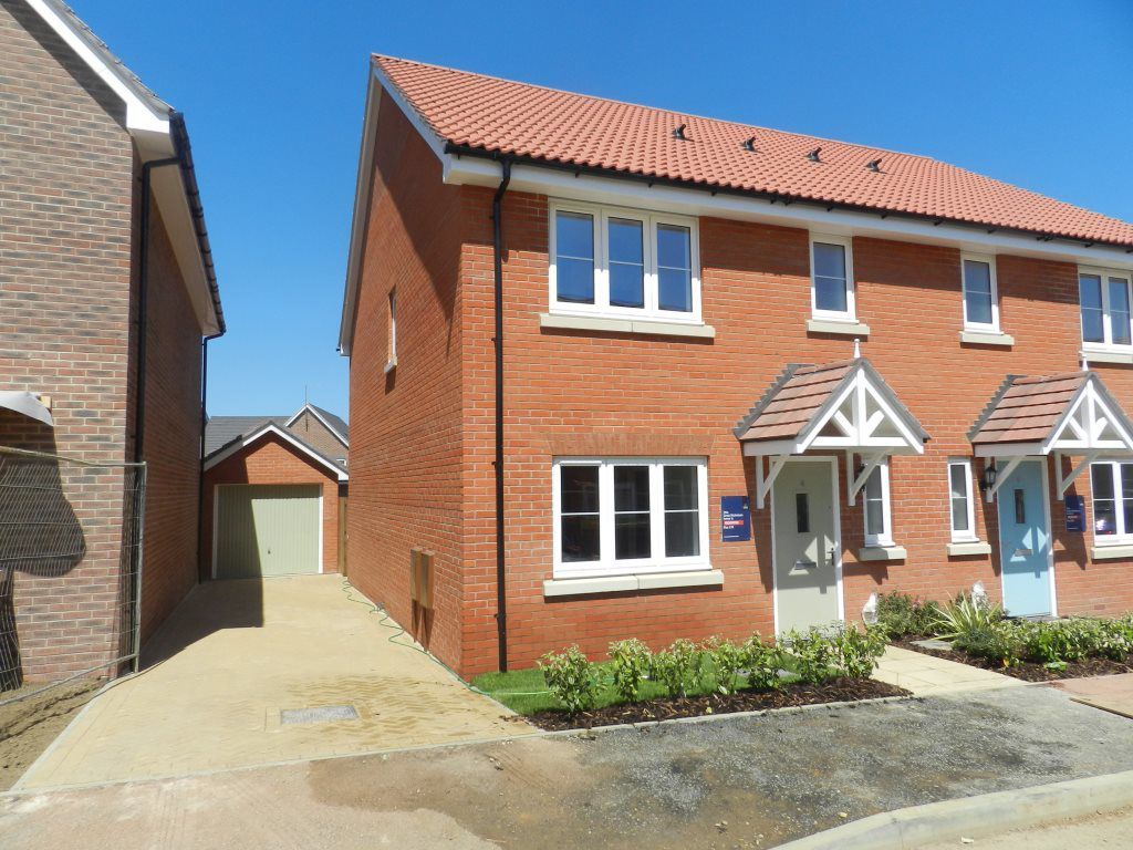 3 bed property to rent in Deerhurst Road, Daventry NN11, £1,200 pcm