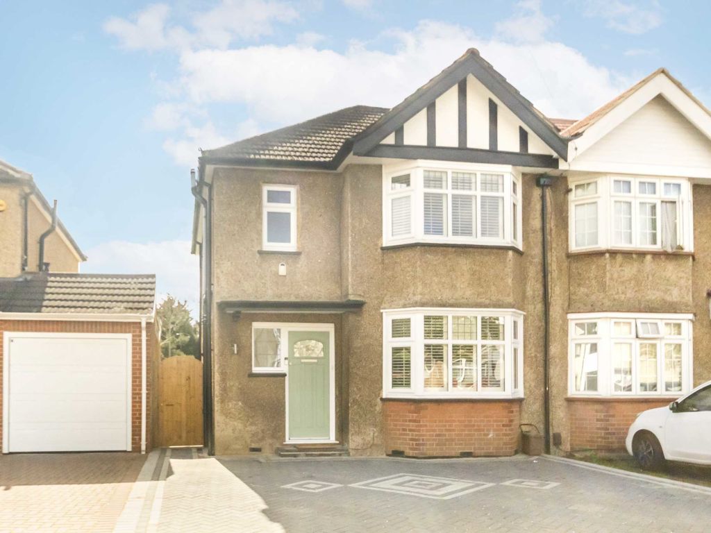 3 bed semidetached house to rent in Hamilton Avenue, Tolworth