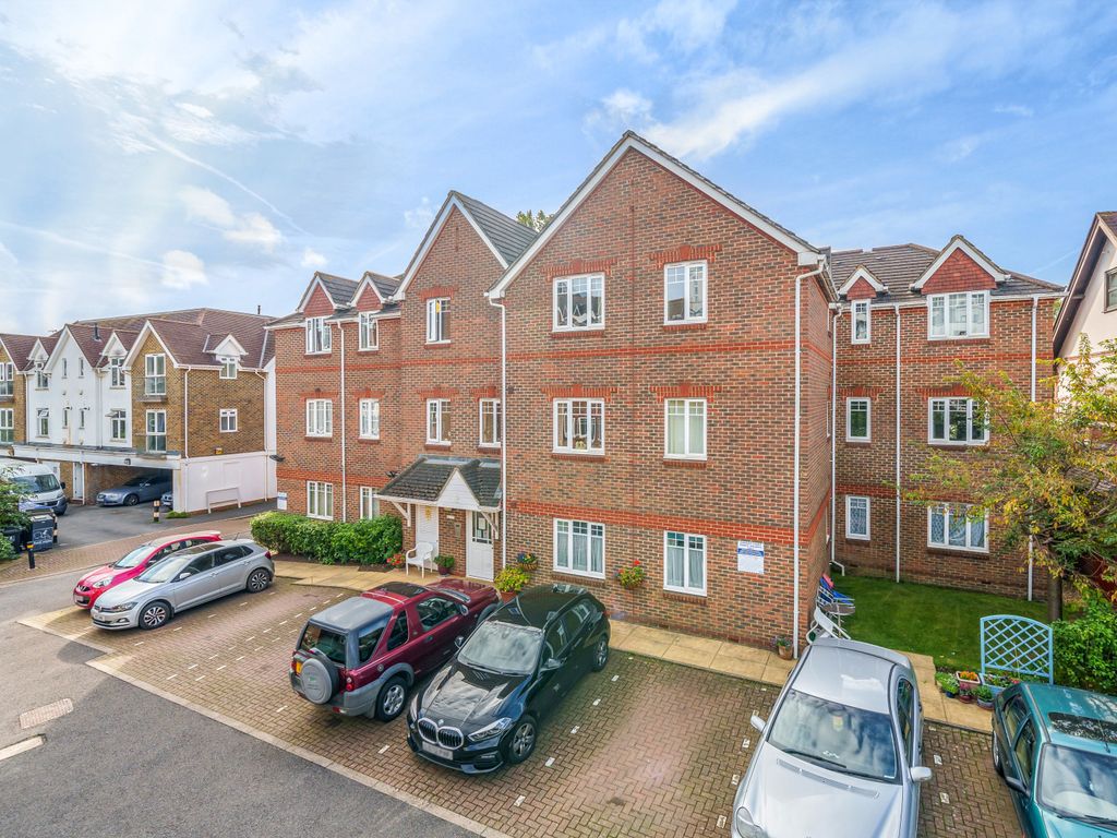 2 bed property for sale in York Road, Woking GU22, £150,000 Zoopla
