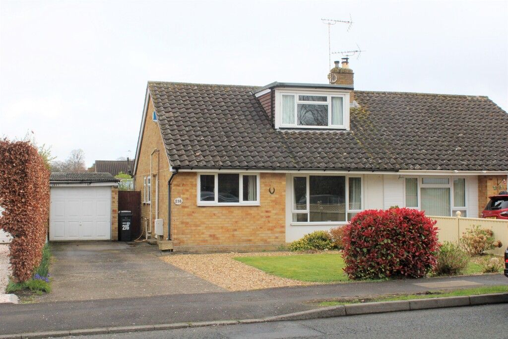 3 bed bungalow to rent in Larkhill Road, Yeovil BA21, £1,200 pcm Zoopla