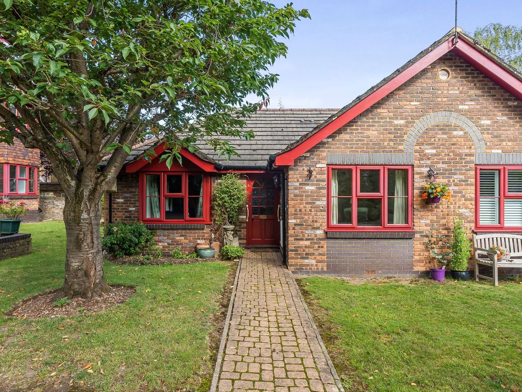 1 bed semidetached bungalow for sale in College Road, The Croft KT17