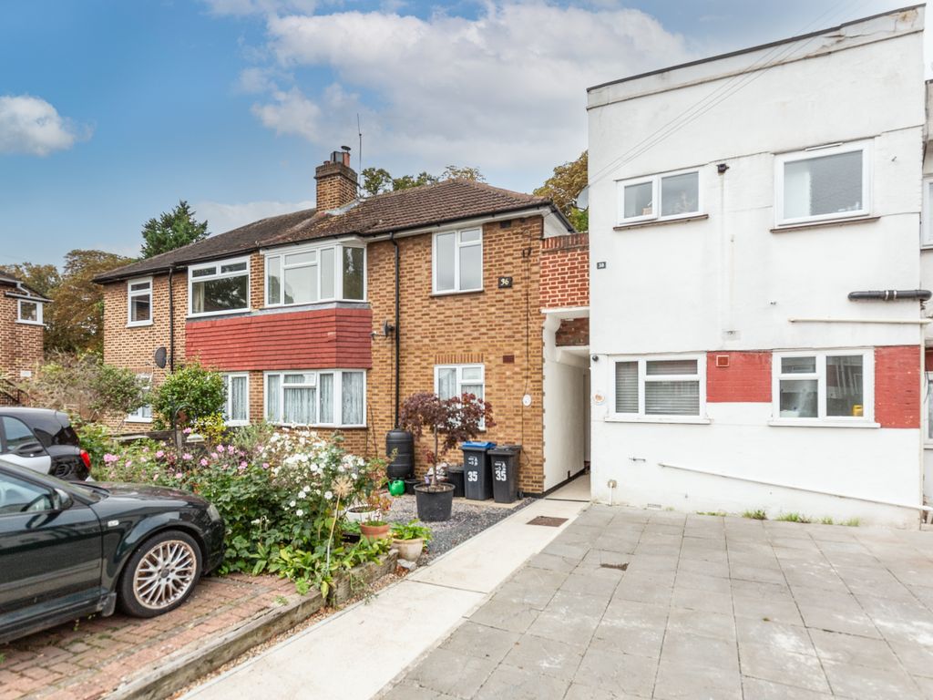 2 bed flat for sale in Deer Park Gardens, Mitcham CR4, £70,000 Zoopla