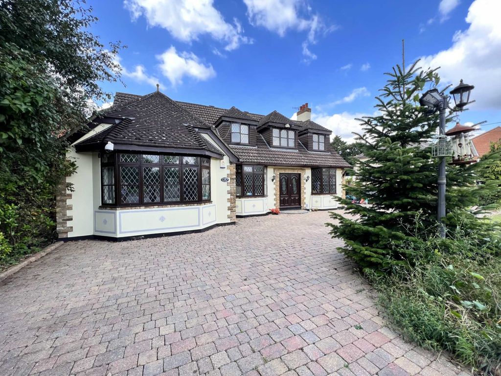 4 bed detached house for sale in Nags Head Lane, Brentwood CM14, £