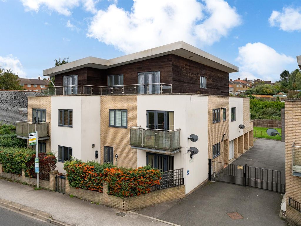 2 bed flat for sale in St. Albans Hill, Hemel Hempstead HP3, £305,000