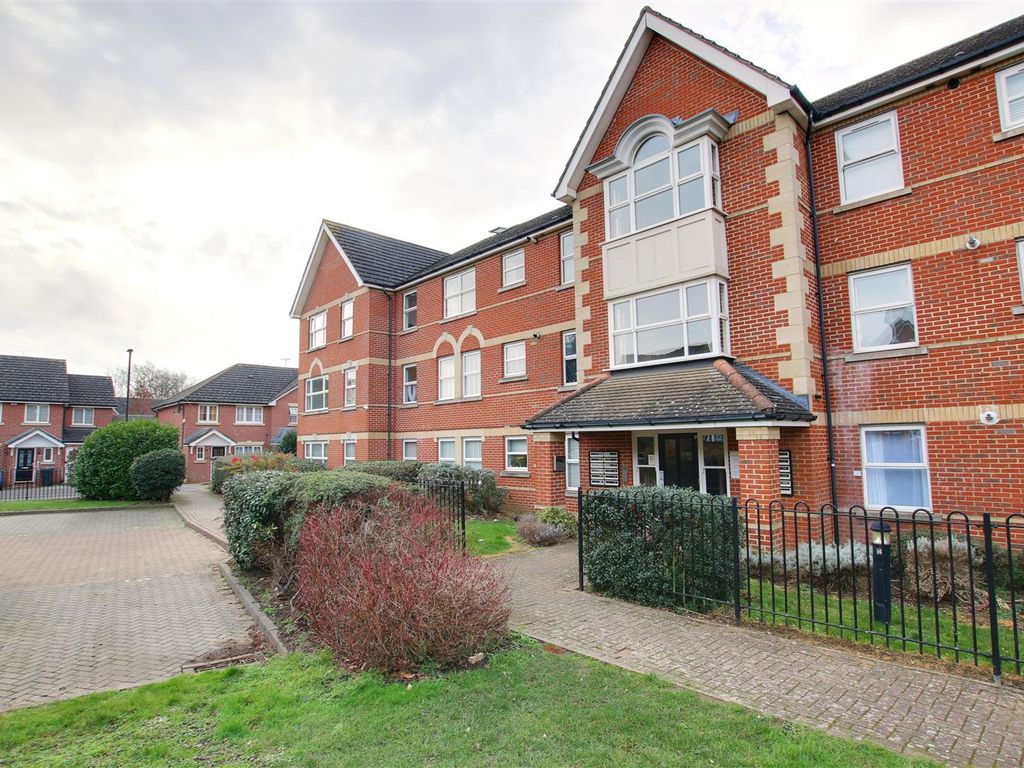 2 bed flat for sale in Cobham Close, Enfield EN1, £315,000 Zoopla