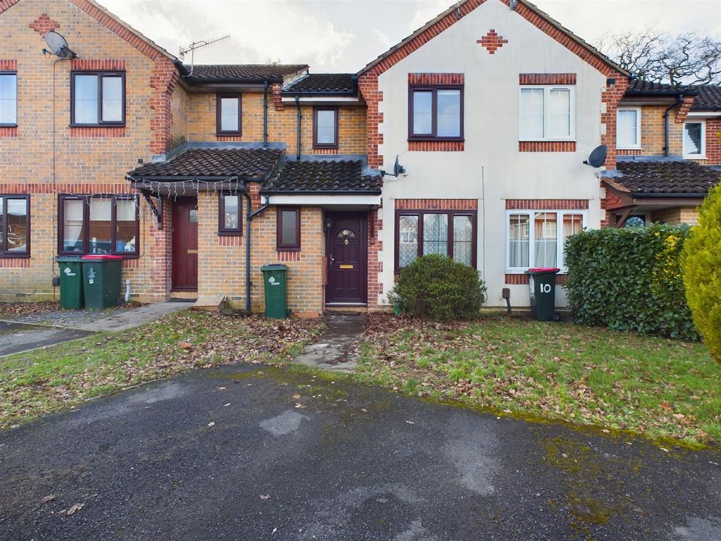 2 bed property to rent in Graveney Road, Maidenbower, Crawley RH10, £