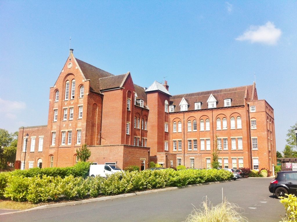 2 bed flat to rent in Salisbury Close, Crewe CW2, £775 pcm Zoopla