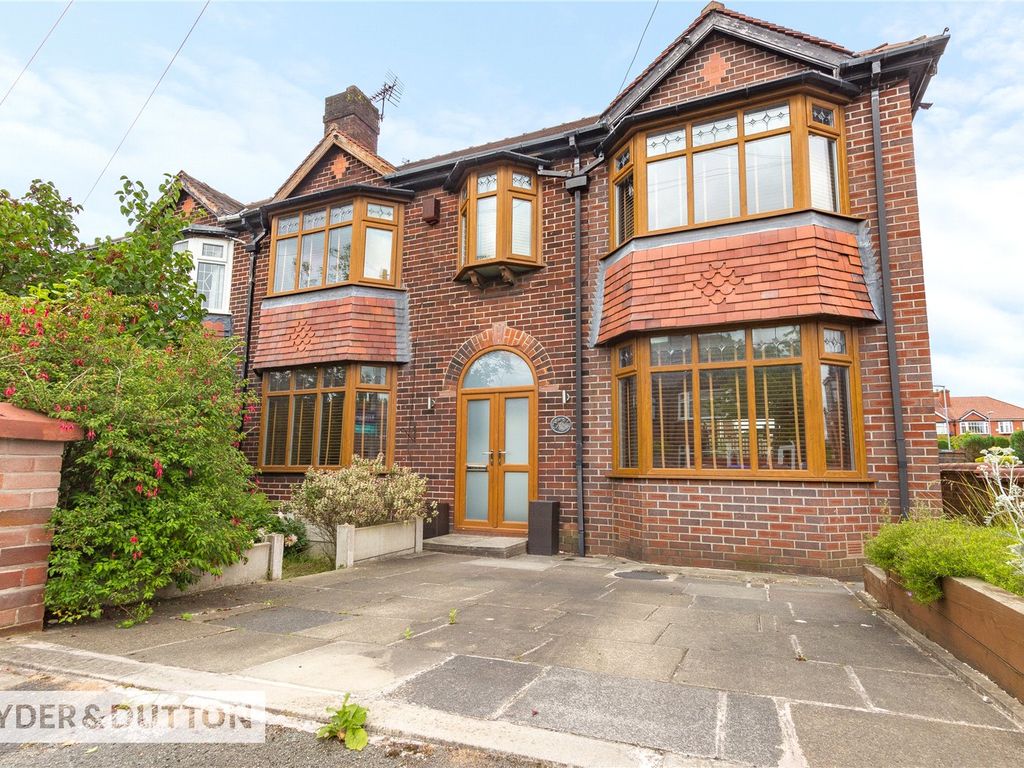 5 bed semidetached house for sale in Mossway, Alkington, Middleton