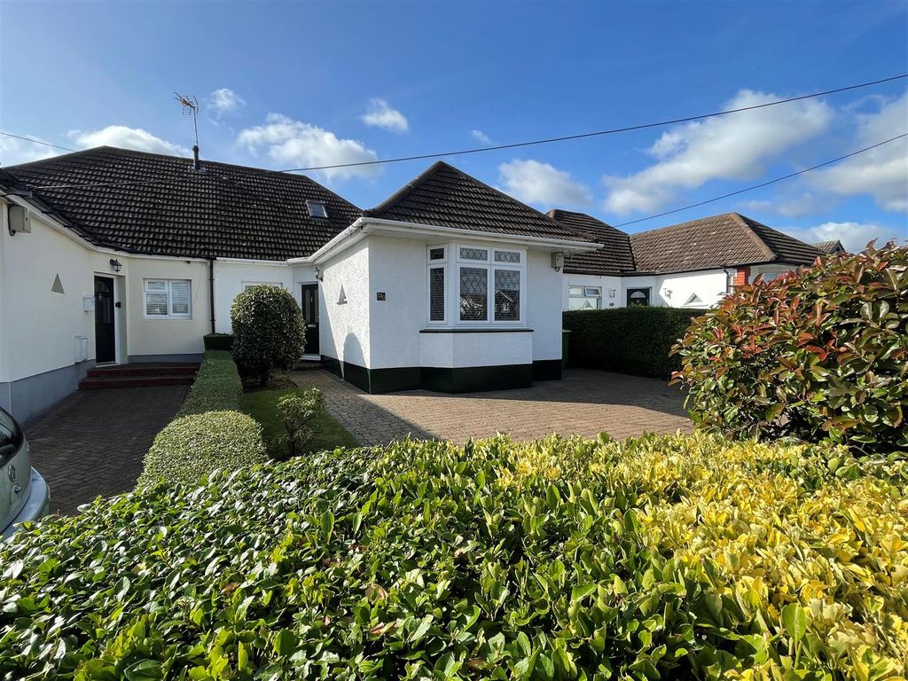 4 bed semidetached bungalow for sale in Warwick Road, Rayleigh SS6, £